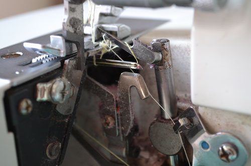 Заправка ниток в петлители оверлока